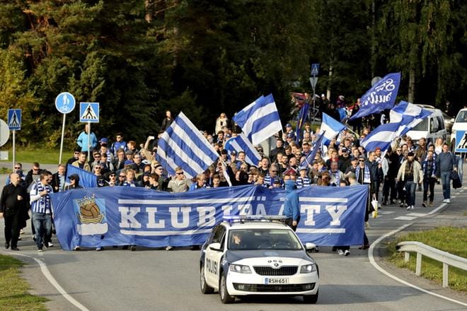 Suomem Cup SJK vs HJK. HJK:n fanit saapuivat poliisisaatossa stadioinille