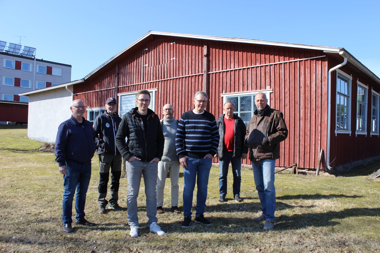 Leif Bergvik (vas.), Leif Sjöqvist, Oskari Kortesniemi, Staffan Martikainen, Markku Kortesniemi, Harry Råtts ja Christian Buss tulevan lisäsiiven tontilla.