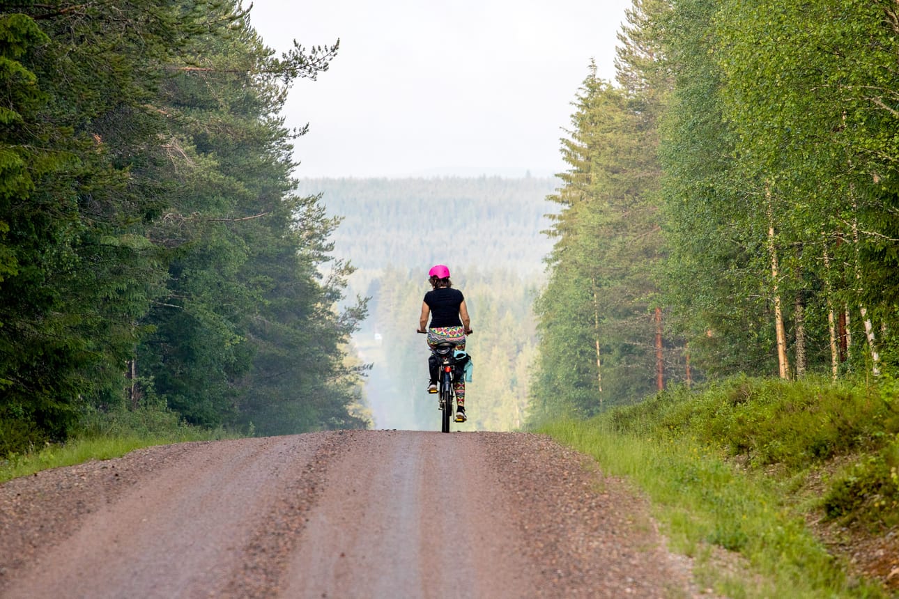 Puolangan Vattuperäntiellä avautuivat kunnon vaaramaisemat. Raskaskulkuiset kivenmurikoiden peittämät pitkät tiet olivat onneksi jo jääneet taa.