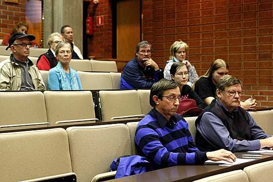 Aimo Tervahauta (edessä vas.) kysyi muun muassa siitä, miten matkailuhanke Sarius ja näköetäisyydelle tuleva ydinvoimala synkkaavat yhteen.