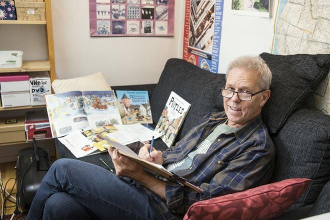 Mauri Kunnaksella on yhä käytössä sama piirustuspöytä, jonka isä hänelle teki 1970-luvulla. Pöydän ääressä ovat syntyneet kaikki työt. KUVAT:Tuukka Ylönen