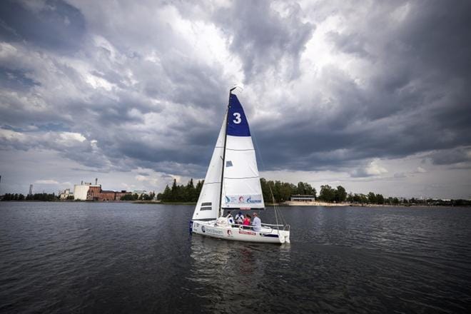 Vaasan kaupunginlahdella tuulet osaavat oikutella. Wasa Segelföreningin miehistö harjoittelee perjantain iltatuulilla. KUVAT: JARNO PELLINEN