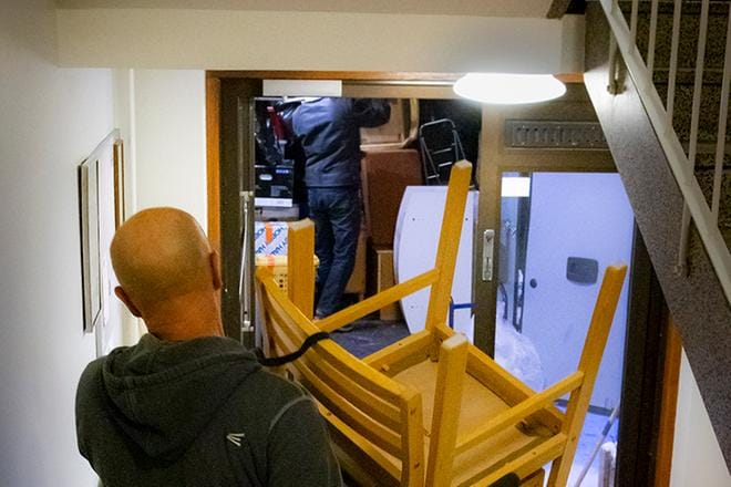 Usein kolmesta viiteen muuttoapulaista on sopiva määrä tavaroiden kantamiseen.