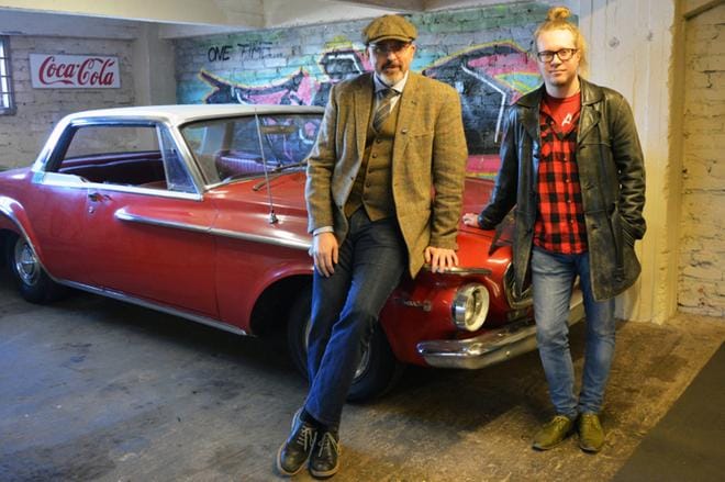 Mikko Råberg ja Eemu Laurila kertovat, että Vaasan auto- ja moottorimuseon vanhin menopeli on polkupyörä vuodelta 1885. Kuva: Emilia Kovanen