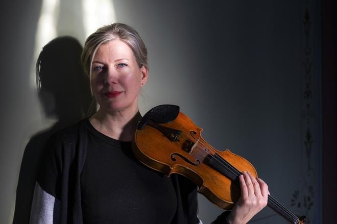 Suomen kansainvälisesti tunnetuimpiin viulisteihin kuuluva Elina Vähälä muistelee soittaneensa Vaasan ja Seinäjoen orkestereiden yhteiskonsertissa vuonna 2008. Hän on esiintynyt kymmenen vuotta sitten myös Korsholman musiikkijuhlilla. Korona-aikana solistikeikat ovat olleet harvinaisia, joten Vähälä saatiin nopealla varoitusajalla Vaasaan. Kuva: Jarno Pellinen