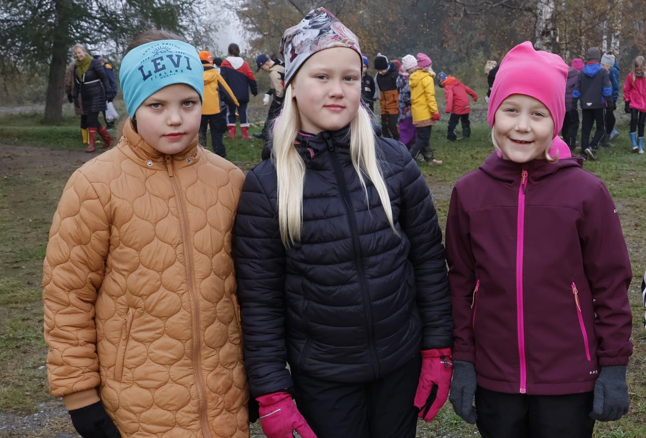 Muun muassa Amalia Vartiala, Vilma Hantula ja Sofia Halmesmäki olivat ujuttaneet kumisaappaat jalkoihinsa ja kävelleet lyhyen matkan koulukeskuksesta pellolle.