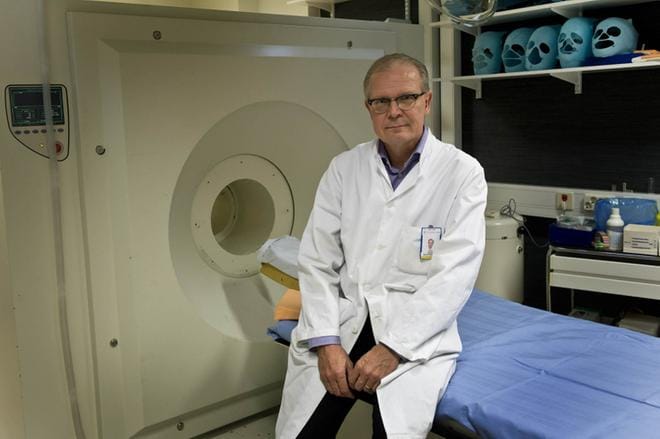 Neurologi, professori Juha Rinne Turun yliopistosairaalasta ei usko, että Suomessa mentäisiin siihen, että esimerkiksi jollekin ikäluokalle annettaisiin Alzheimer-rokote. Taustalla PET-kuvantamislaite. KUVA: Jane Iltanen/ Arkisto