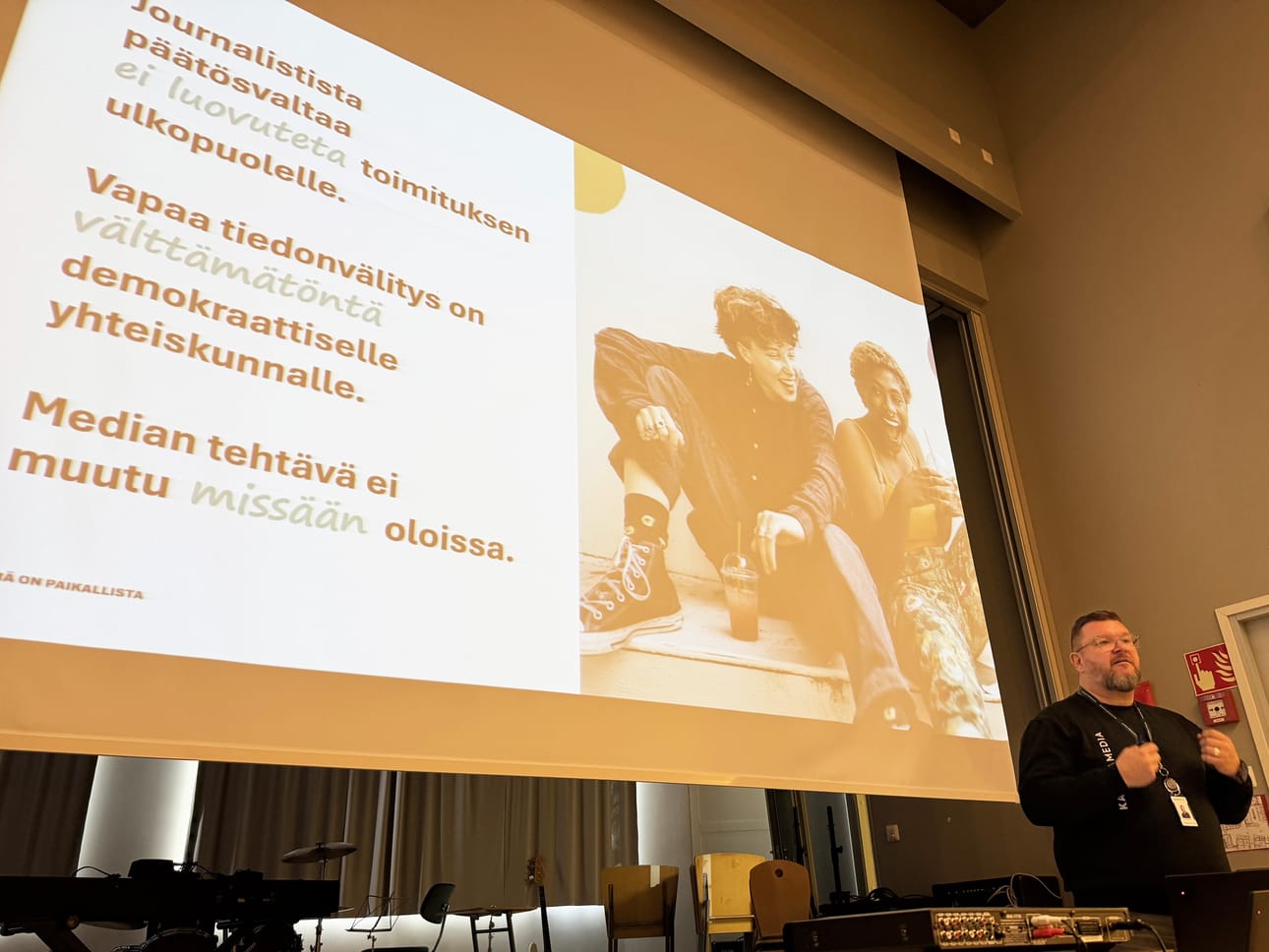Kaleva Median yleisösuhdepäällikkö Sauli Pahkasalo esitteli mediakummikoulun oppilaille Kaleva Median lehtiperheen ja avasi myös journalismin tekemisessä noudatettavia sääntöjä.