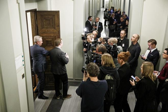 Keskustan eduskuntaryhmän huoneen oven takana on viime viikkoina ollut ryysistä. Entinen pääministeri Juha Sipilä (kesk.) hämmentyi väenpaljoudesta niin, että marssi vahingossa vihreiden ryhmähuoneeseen. KUVA: Joel Maisalmi