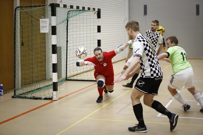 Ruutupaitojen maalivahti Rasmus Hakala joutui antautumaan kolmesti FC Raumaa vastaan liigakarsinnan ensimmäisessä ottelussa, mutta vaasalaiset voittivat kuitenkin ottelun. Kuva: Samppa Toivonen