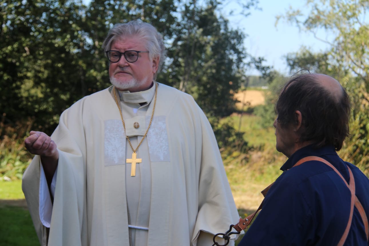 Emeritus piispa Samuel Salmi siunaa siemenet. Keijo isola valmistautuu kylvöön.