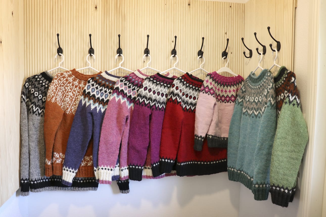 Soile Mäki on neulonut islantilaisneuleita pitkän rivin.