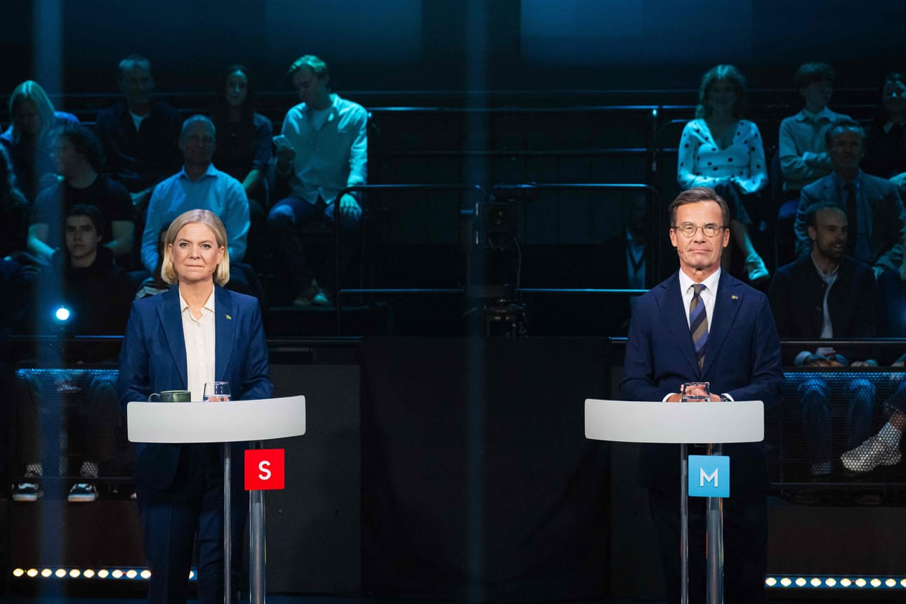 Sosiaalidemokraattien Magdalena Anderssonin (vas.) johtaman blokin etumatka mielipidemittauksissa on pienentynyt suhteessa maltillisen kokoomuksen Ulf Kristerssonin johtaman oikeistoblokin suosioon.