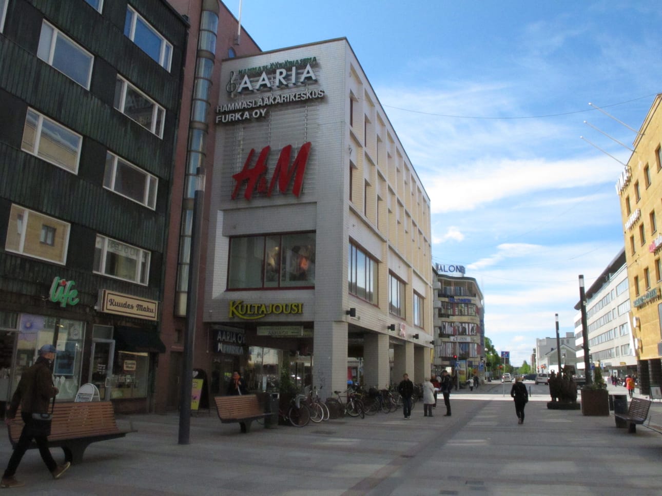 H&M säilyy samalla paikalla Oulun keskustassa.