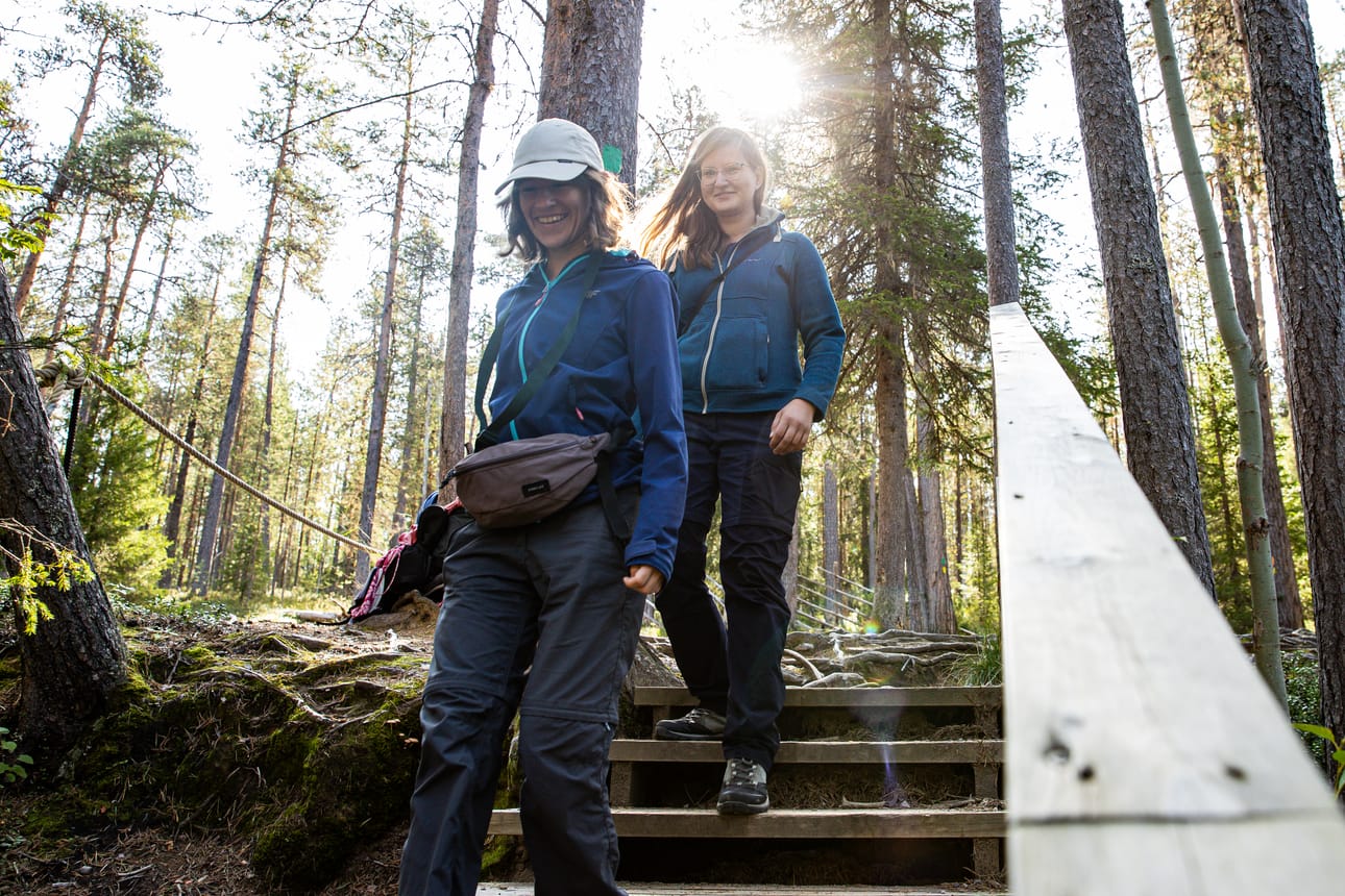 Puolalaiset matkailijat Marta Pracownik (edessä) ja Monika Radzikowska kuvattuna elokuussa 2024 Karhunkierroksen polulla lähellä Kiutaköngästä. He aikoivat kiertää Karhunkierroksen viidessä päivässä.