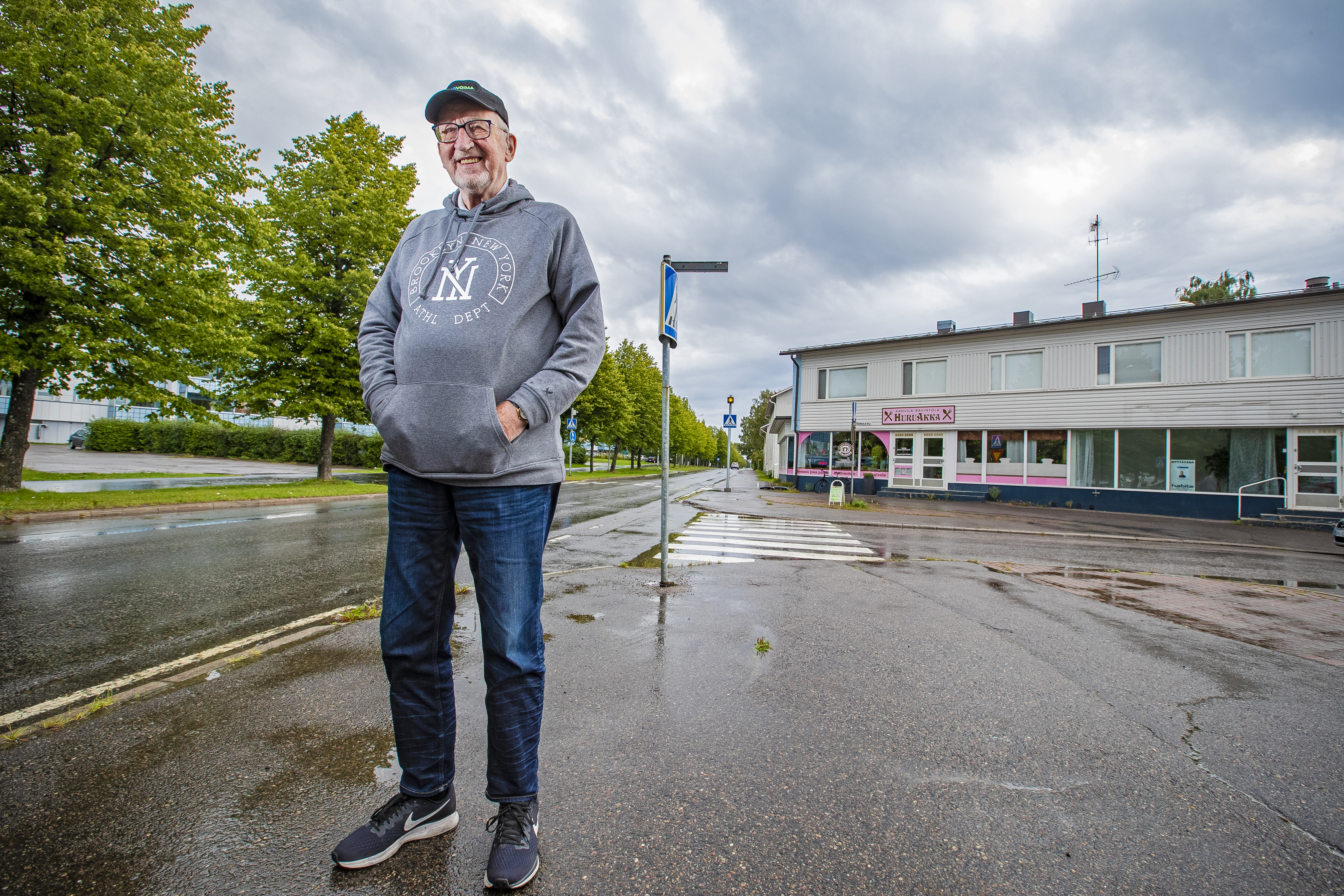– Tästä Kartion pajan kohdalta lähdettiin rämpimään Pikkuholmiin katsomaan pommien putoamispaikkaa. Olihan se pikkupojalle jännää, Jorma Salkosalo muistelee Ouluntiellä, silloisella lehmälaitumella. 