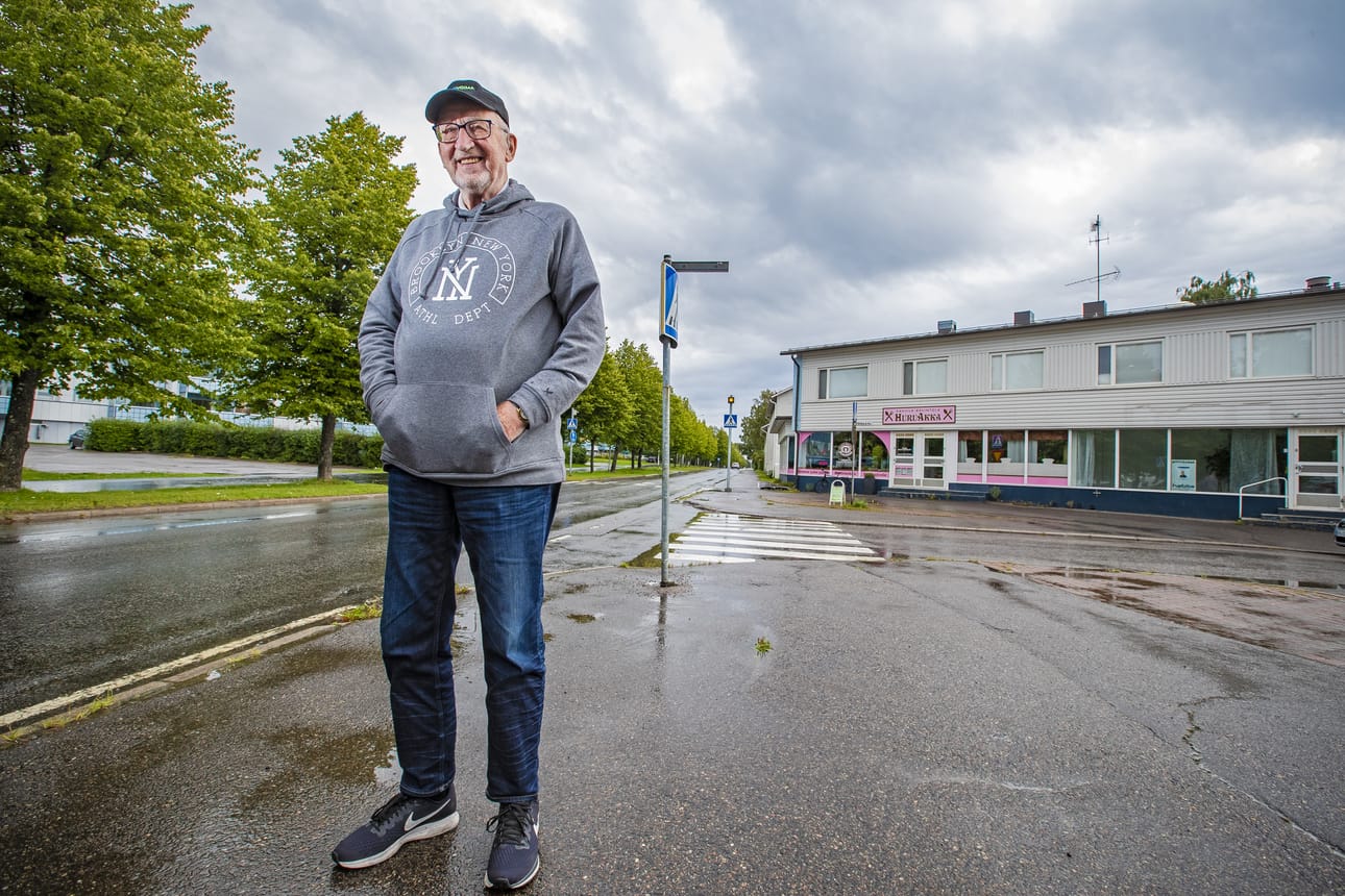 – Tästä Kartion pajan kohdalta lähdettiin rämpimään Pikkuholmiin katsomaan pommien putoamispaikkaa. Olihan se pikkupojalle jännää, Jorma Salkosalo muistelee Ouluntiellä, silloisella lehmälaitumella.