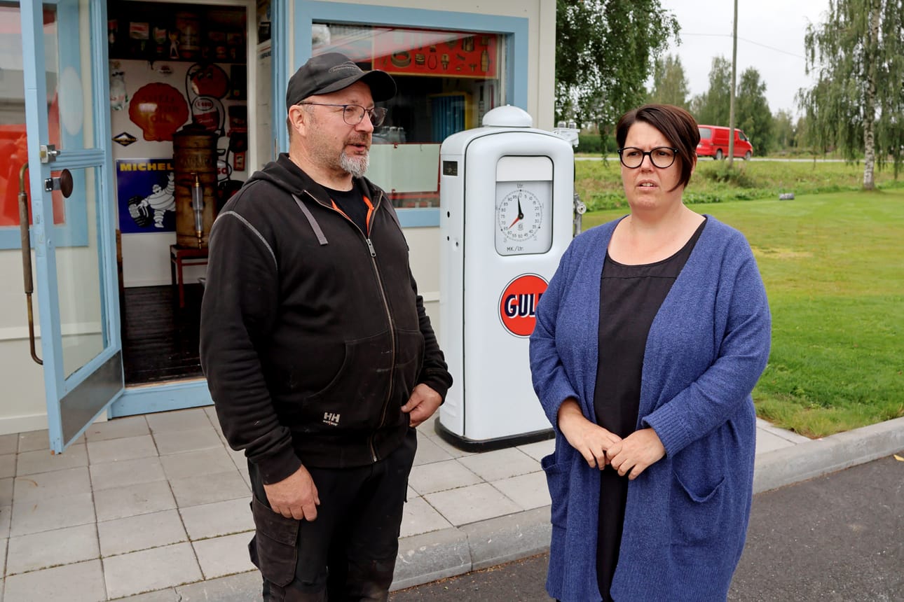 Kauhavalaiset autokorjaamoyrittäjät Timo ja Jane Vähälummukka kertovat, ettei asiakkaiden kanssa ole kovin usein tullut puheeksi Kauhavalla tavattu lintuinfluenssa. Taustalla näkyy hiljan avattu huoltoasemamuseo.