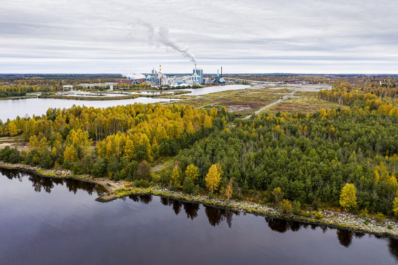 Metsä Fibren biotuotetehdasta suunnitellaan Sahansaareen (kuvassa). Metsä Fibren nykyinen sellutehdas ja Metsä Boardin kartonkitehdas sijaitsevat viereisessä Pajusaaressa.