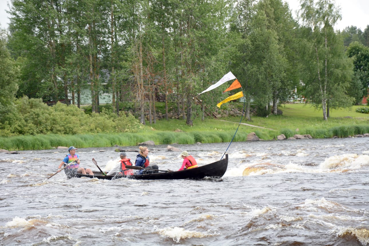 Myös kansanedustaja Hanna Sarkkinen (vas.) pääsi laskemaan kosken Kipinän Tohossa.