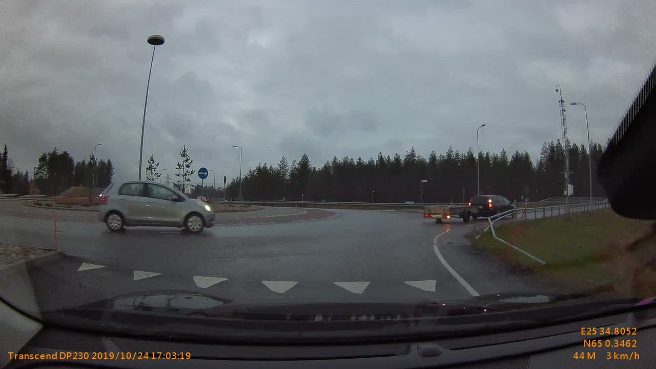 Liikenneympyrässä kiilataan Oulussa
