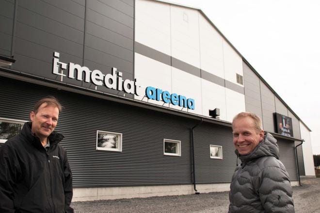 Kuortaneen urheiluopiston talousjohtaja Jaakko Niiranen ja toimitusjohtaja Jussi Töyrylä kertoivat, että uuden palloiluhallin käyttäjiltä on tullut yksinomaan myönteistä palautetta. KUVAT: KAROLIINA SYRJÄ