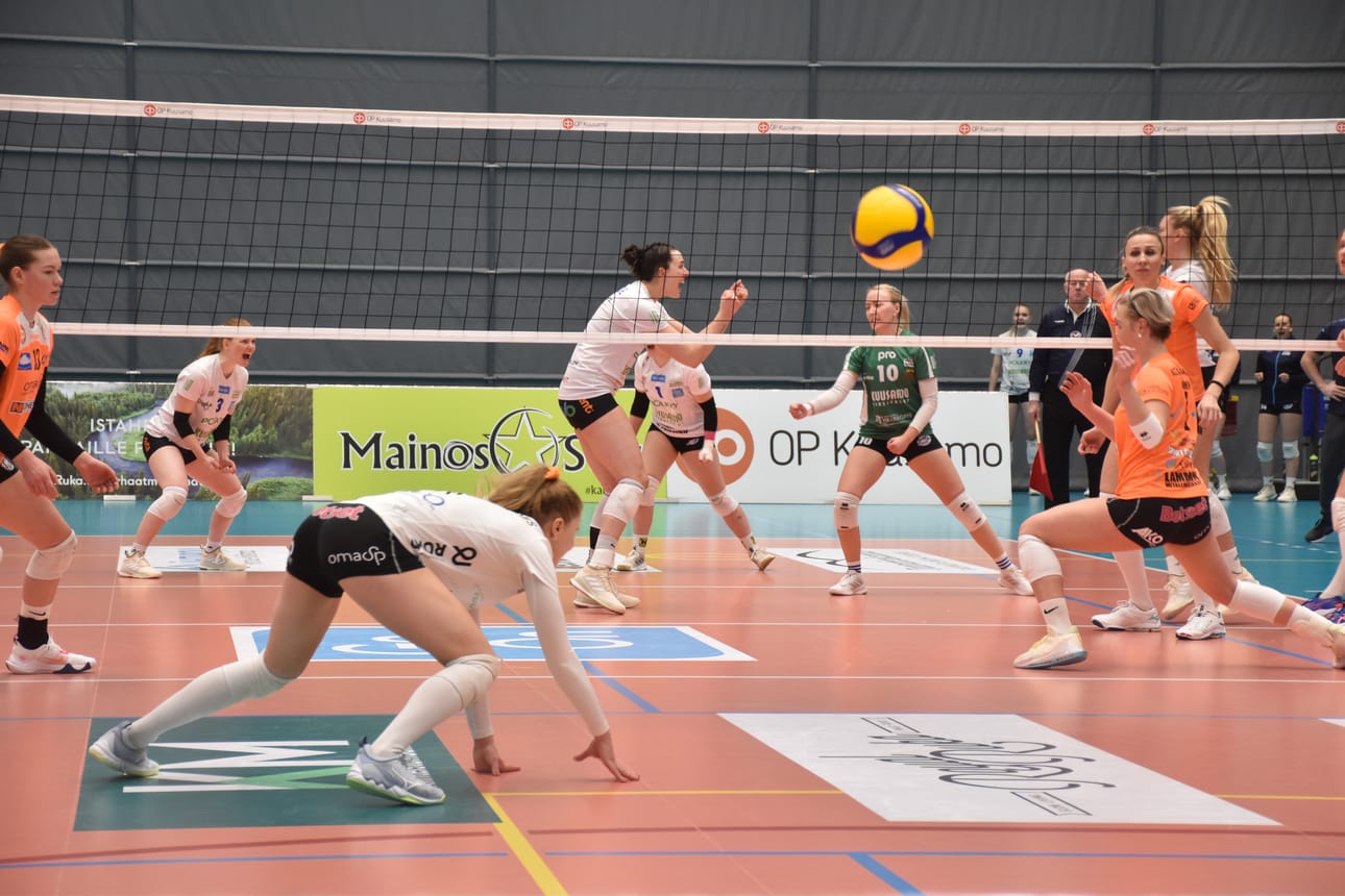 Pölkky Kuusamo kukisti Hämeenlinnan erin 3-1 lauantaina Kuusamossa pelatussa lentopallon Mestaruusliigan ottelussa.