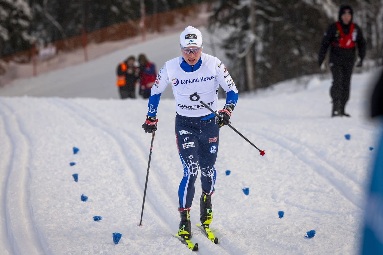 Lauri Vuorinen hiihti puolivälierässä maaliin asti. Ounasvaaran Hiihtoseuran suksenkuljettajan sauva rikkoutui viimeisessä kurvissa sattuneessa rytäkässä.
