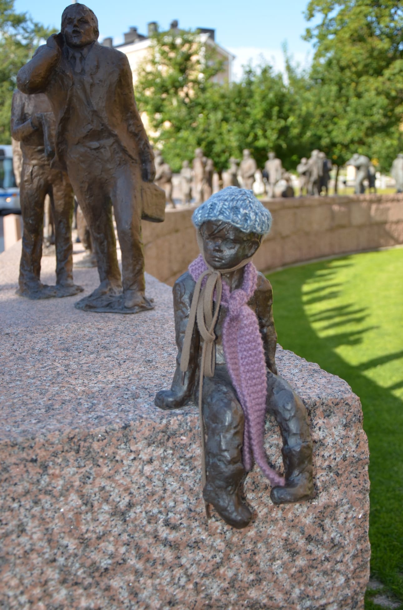 Martti-patsas on saanut syysvaatteet ylleen.