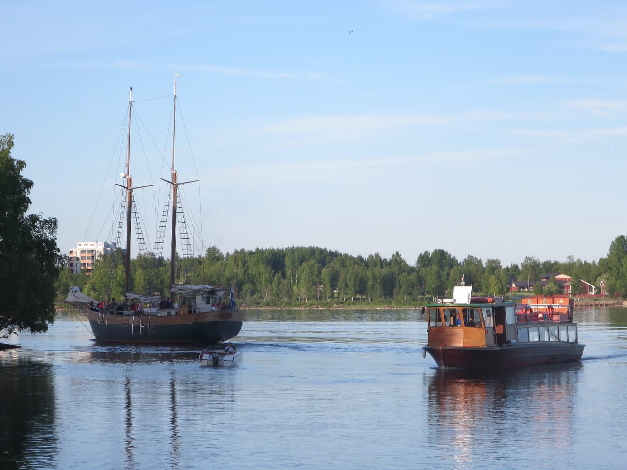 Veneet tuovat asiakkaat Rauhanlahteen, josta alkaa 750 metrin pituinen puistopolku läpi saaren.