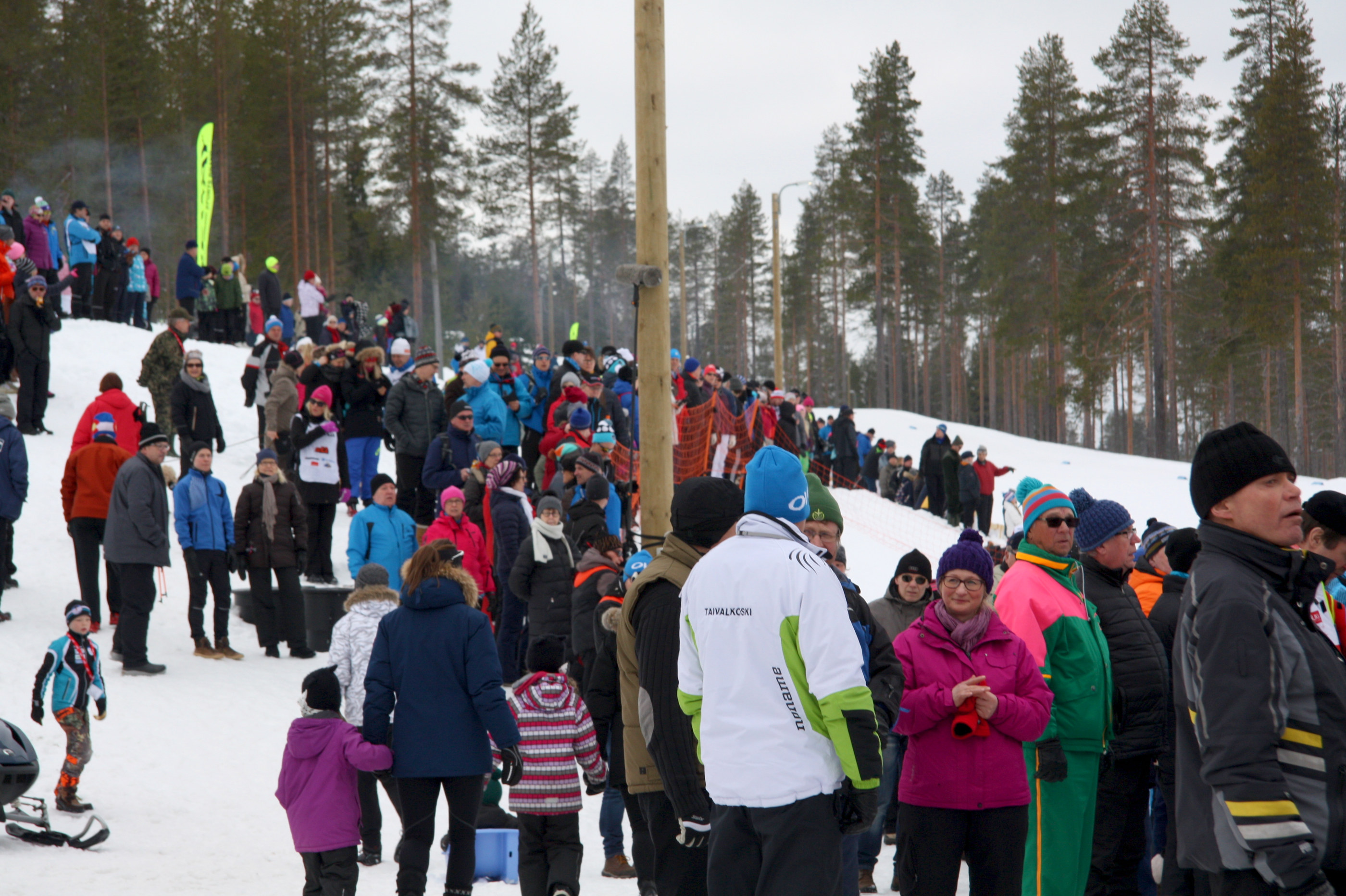 Taivalvaaran kisayleisö seurasi tarkkaavaisesti hiihtäjien, mäkihyppääjien ja yhdistetyn urheilijoiden kisasuorituksia SM-kisoissa viikonloppuna. Lähivuosina Taivalvaaralla voidaan nähdä liuta tulevaisuuden lupauksia, mikäli paikkakunnalle saadaan Hopeasomman loppukilpailut.