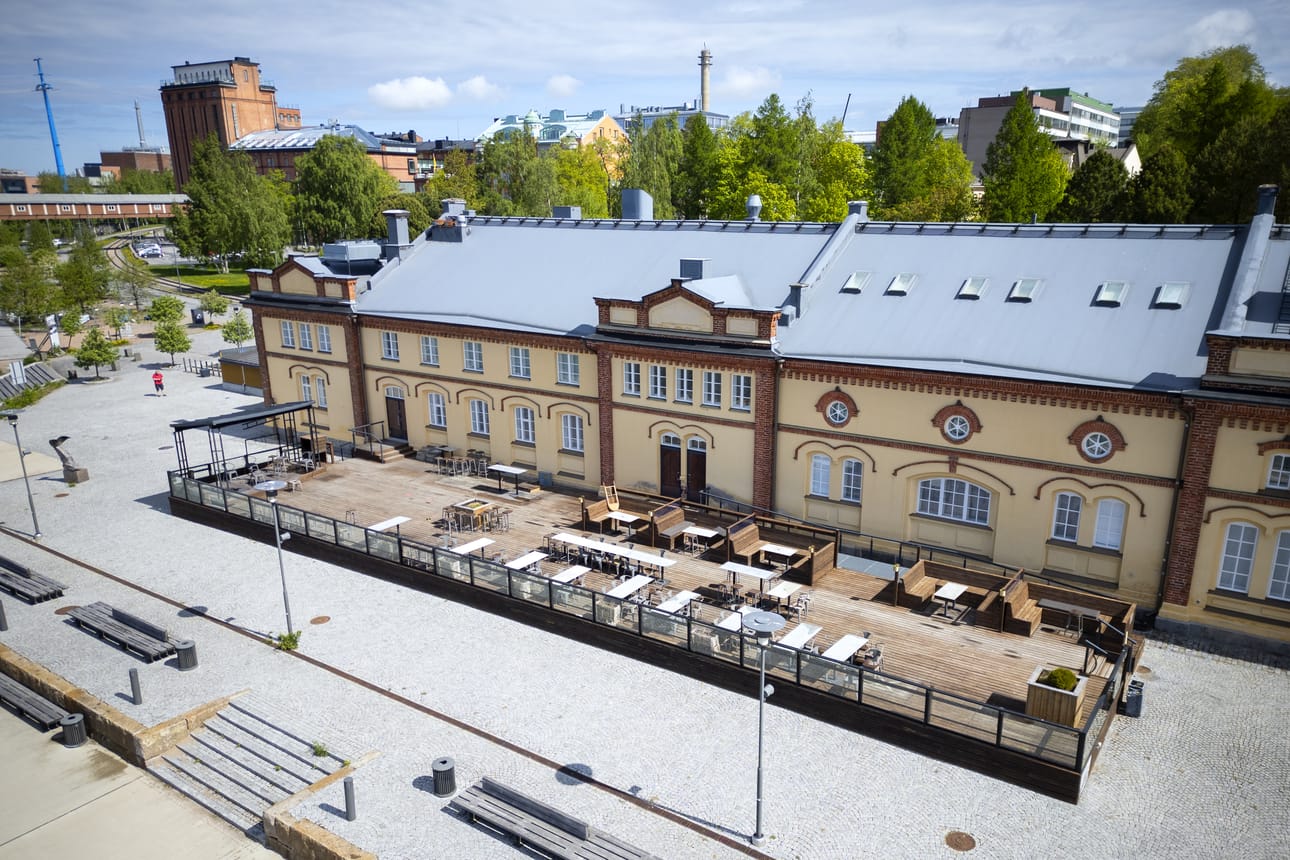 Terassi sijaitsee paraatipaikalla Vaasan Sisäsatamassa, meren ja tullipakkahuoneen välissä. Arkistokuva.