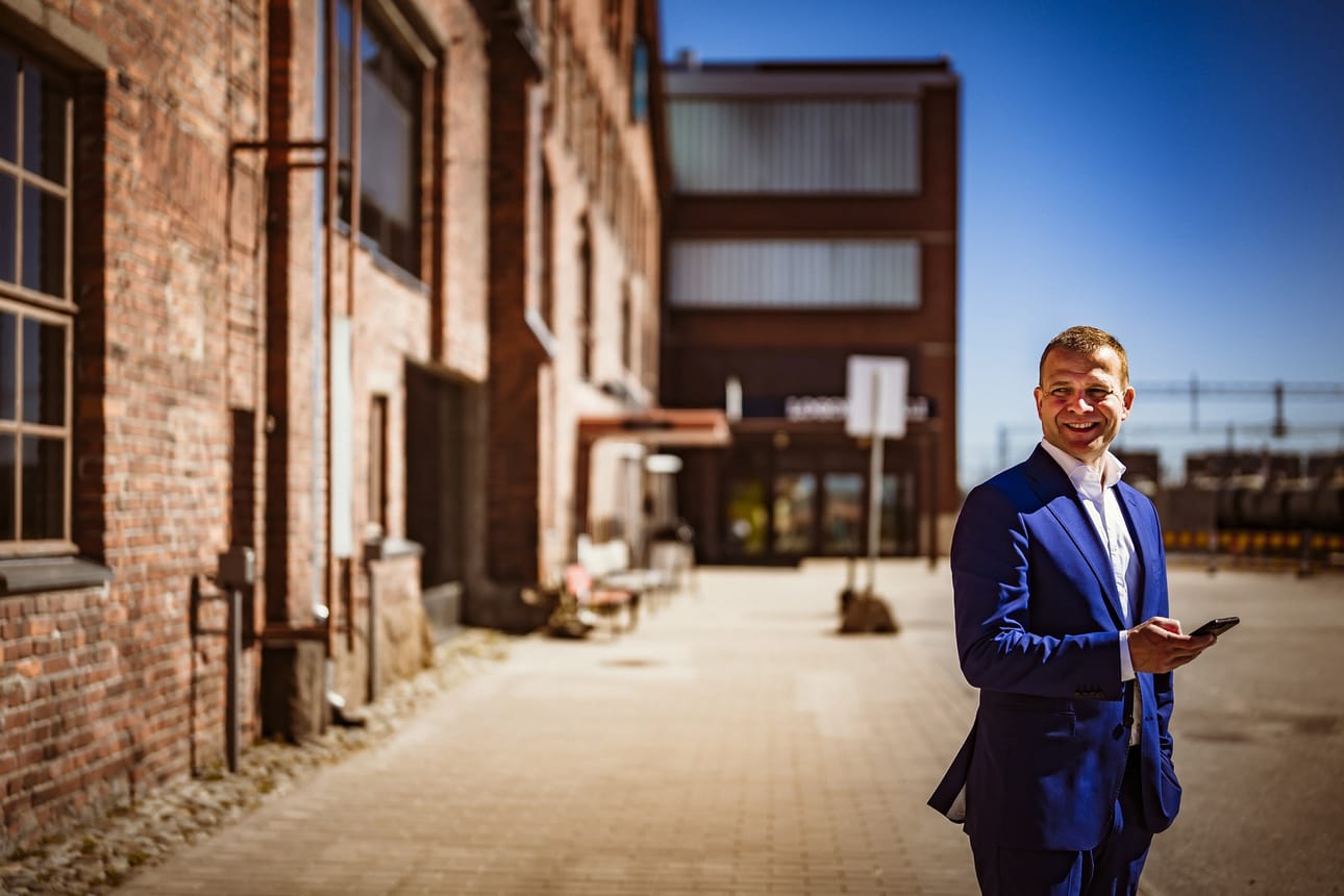 Kokoomuksen puheenjohtaja Petteri Orpo vastaa sote-kysymyksiin puoluekokouksen aluksi perjantaina Turun Logomossa.