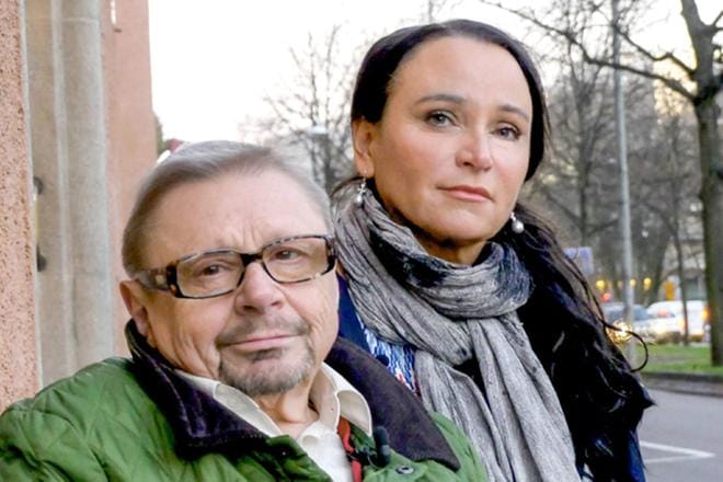 Toimittaja Anja Kontor tapaa ihmisiä, jotka ovat selviytyneet vaikeista elämäntilanteista. Johan Neumann on elänyt värikkään elämän. KUVA: SVT