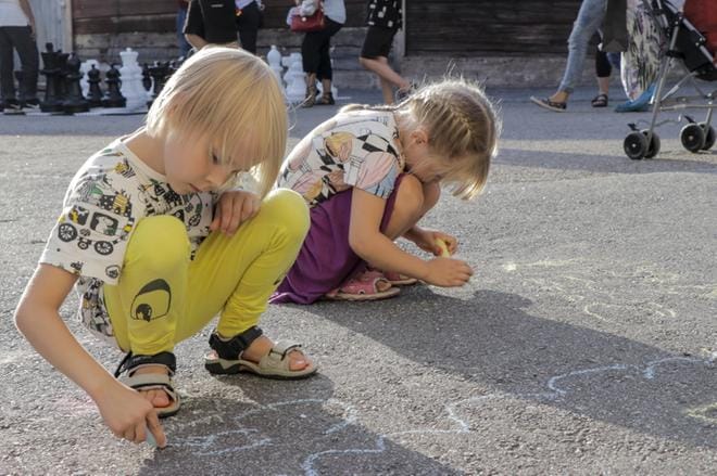 Lenni Kypärän ja Veela Kypärän mielestä Taiteiden yössä ehdottomasti parasta on ollut Harri Potter -seikkailu Vaasan kaupunginkirjastossa. KUVA: LOTTA MIKKILÄ