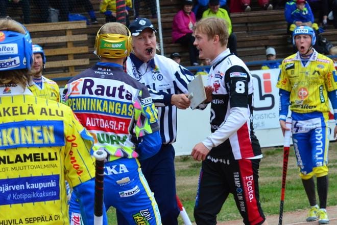 Pelaajat vaihtelivat tulikivenkatkuisia katseita läpi pelin. Mikael Penninkangas ja muut Ankkurit-pelaajat saivat jopa Manse PP:n hyväntuulisen Sami Virton menettämään malttinsa. KUVAT: MARKKU TURPELA