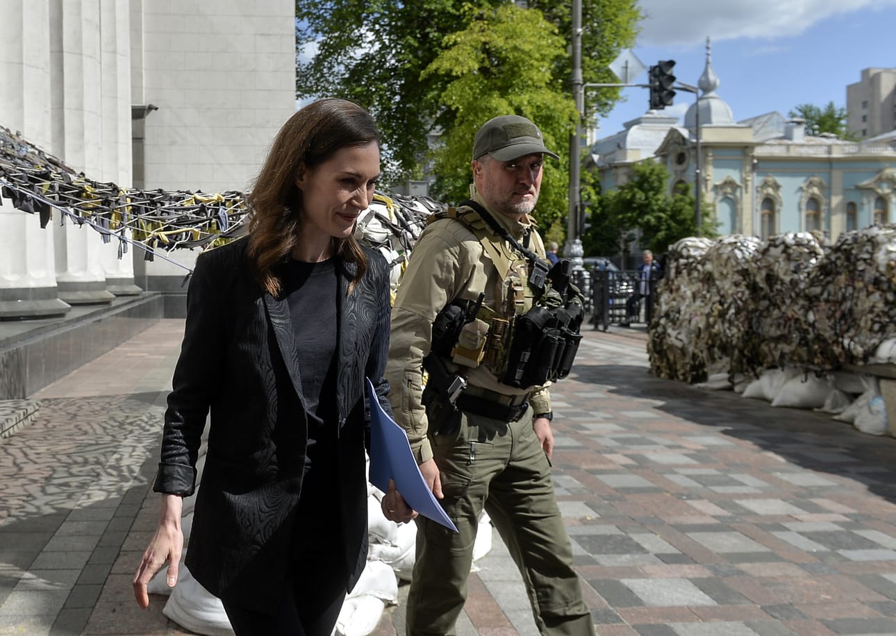 Pääministeri Sanna Marin kävi torstaina Ukrainan parlamentissa tapaamassa muun muassa parlamentin puhemiestä Ruslan Stefanchukia. Kyseessä oli Suomen hallituksen edustajan ensimmäinen vierailu sotaa käyvässä Ukrainassa.
