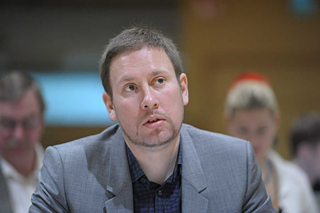 Paavo Arhinmäen (vas.) mielestä sopeuttamistoimet pitää hoitaa verotuksen, ei uusien leikkausten kautta.