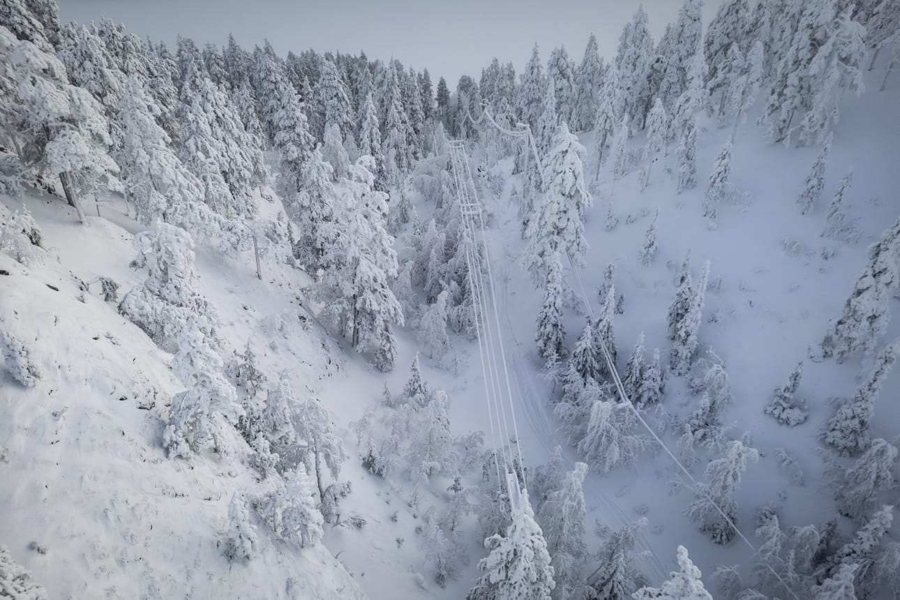 Pakkohuutokaupassa Rukalla ollutta palstaa hiihtohisseineen 23.1.2026.