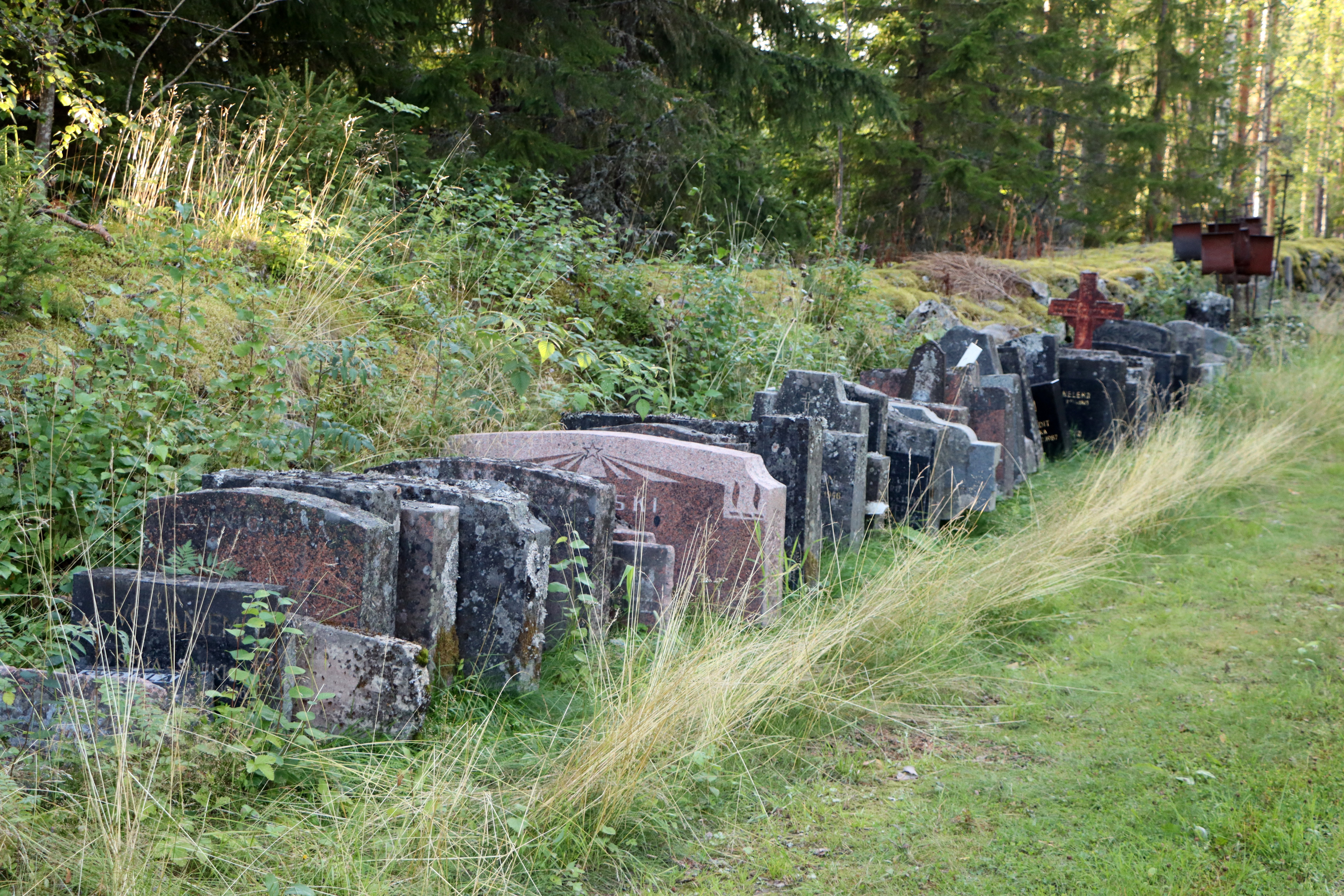 Rivi poistettuja hautakiviä seisoo jonossa – Omainen järkyttyi vieraillessaan isovanhempien haudalla