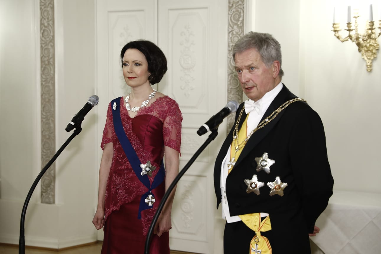 Rouva Jenni Haukion puvun on suunnitellut Sari Nordström ja ommellut mallimestari Karina Vainio.