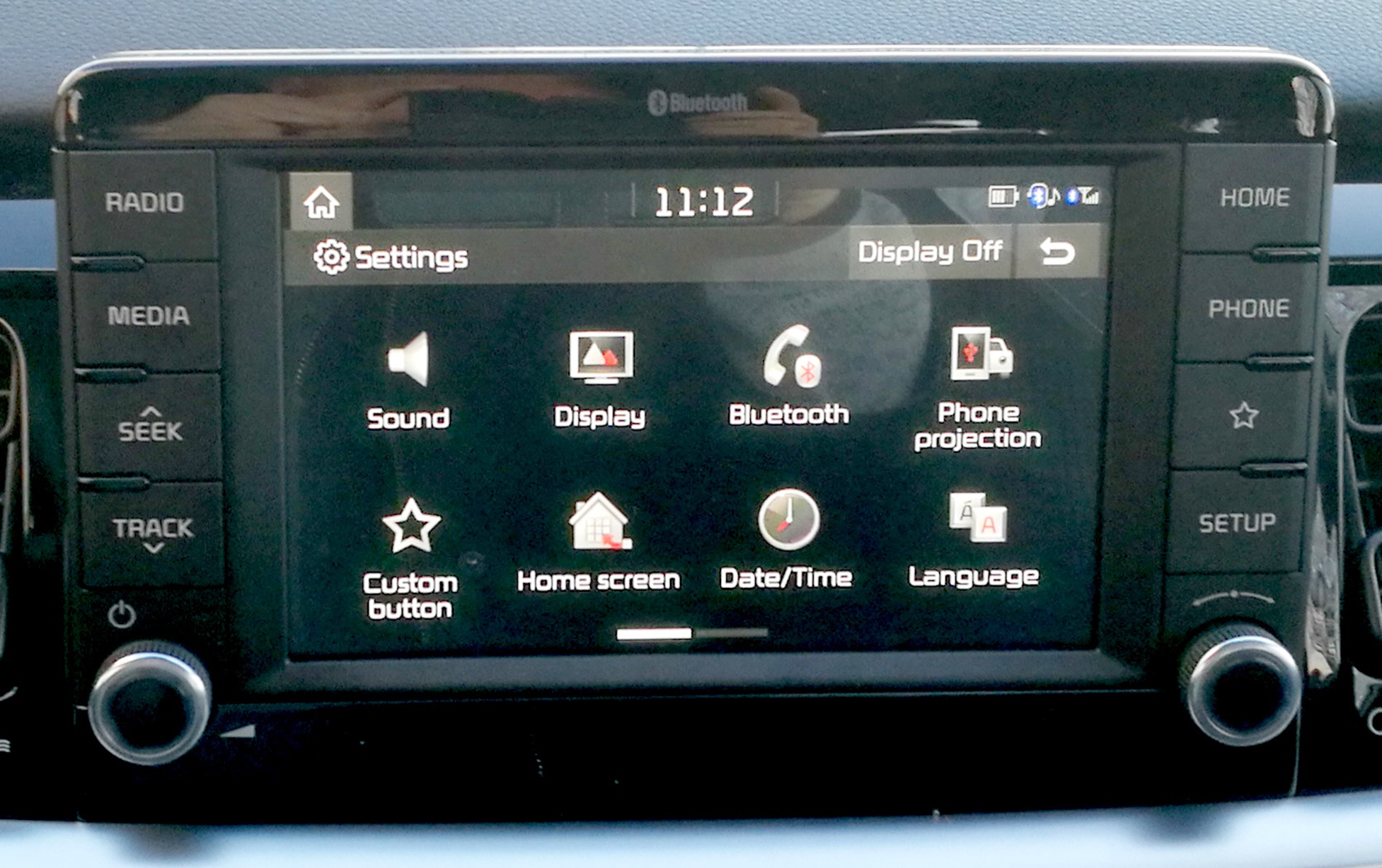Seitsemän tuuman multimedianäyttö pienessä autossa. Isojen autojen varusteet alkavat olla myös pienemmässä kokoluokassa vakiotavaraa.
