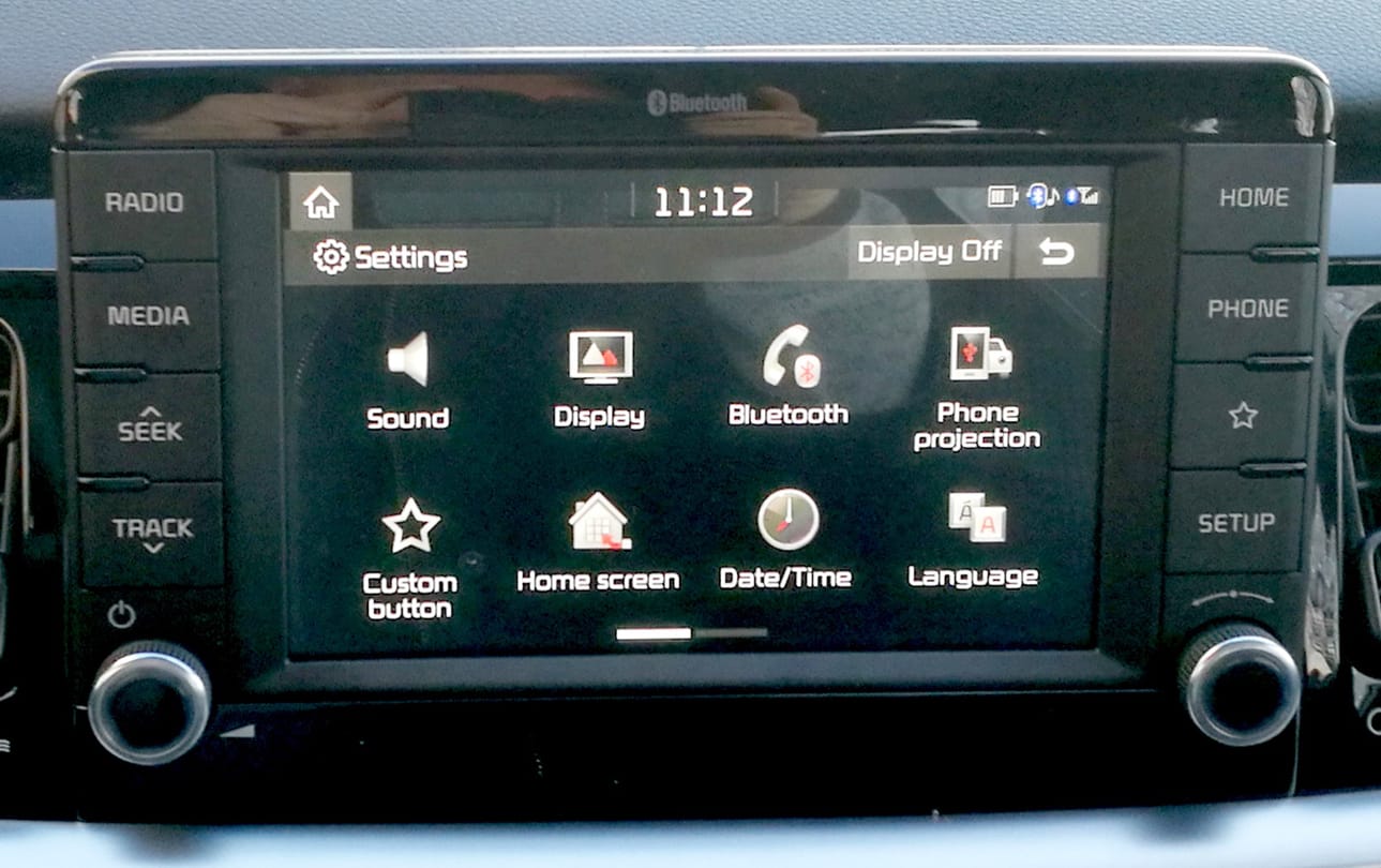 Seitsemän tuuman multimedianäyttö pienessä autossa. Isojen autojen varusteet alkavat olla myös pienemmässä kokoluokassa vakiotavaraa.
