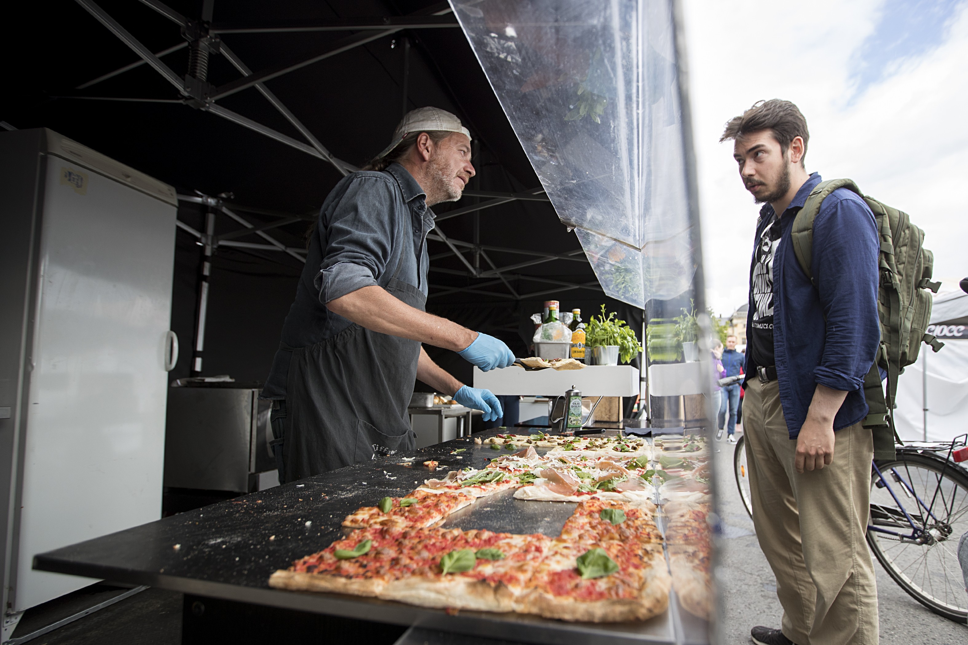 Italilaista neliönmuotoista pitsaa myyvä Bruno Marroni haluaa tarjota suomalaisille pitsaa, joka maistuu samalta kuin Napolissa. Veli-Matti Ural pysähtyi syömään kojulle Oulun torilla perjantaina.