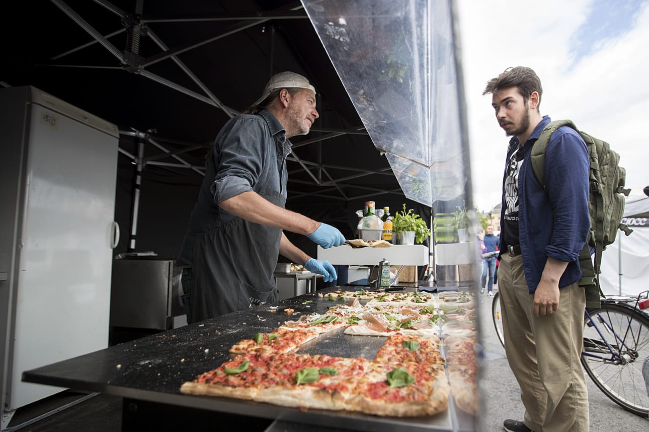 Italilaista neliönmuotoista pitsaa myyvä Bruno Marroni haluaa tarjota suomalaisille pitsaa, joka maistuu samalta kuin Napolissa. Veli-Matti Ural pysähtyi syömään kojulle Oulun torilla perjantaina.