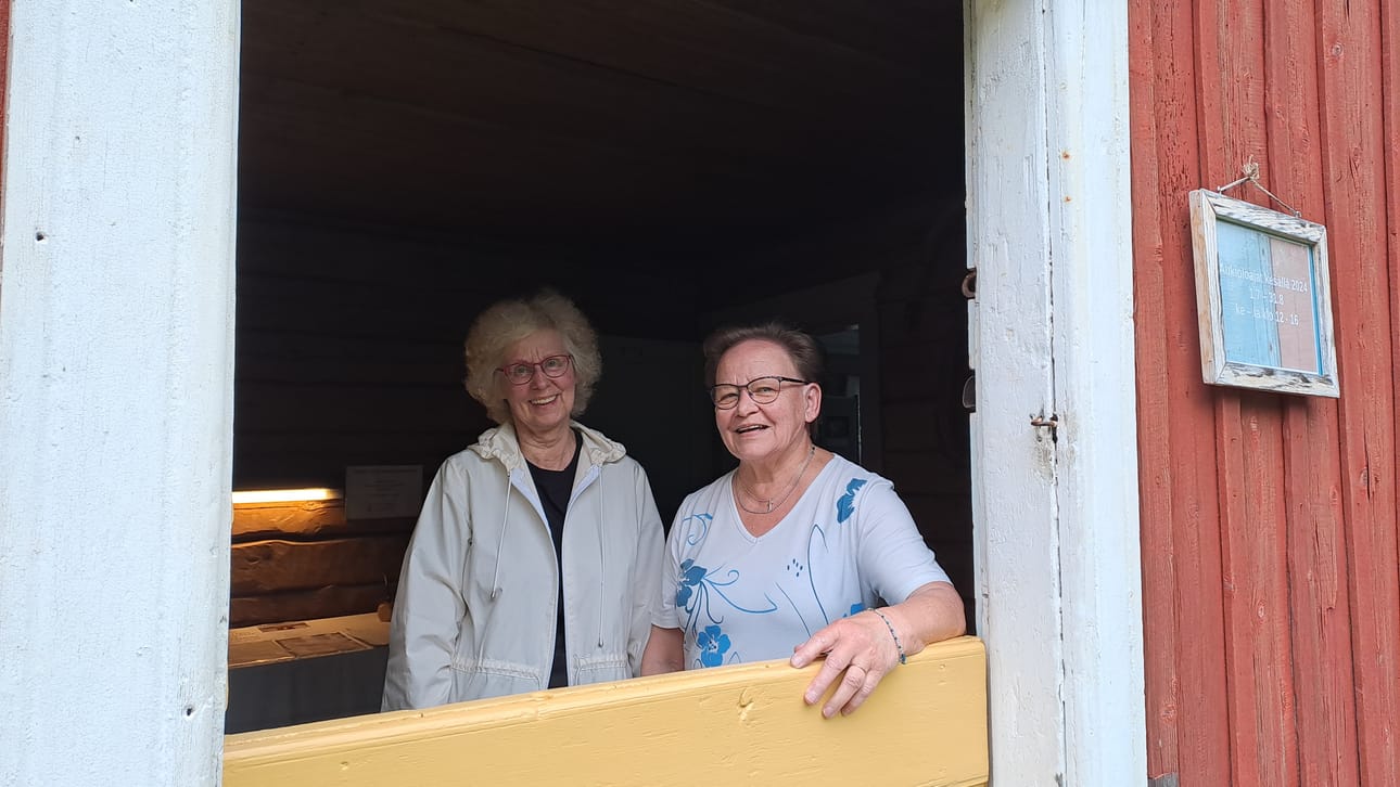 Kirsti Juntura ja Birgitta Koivula ovat mukana järjestämässä runon iltapäivää Jurvan kotiseutumuseolla.