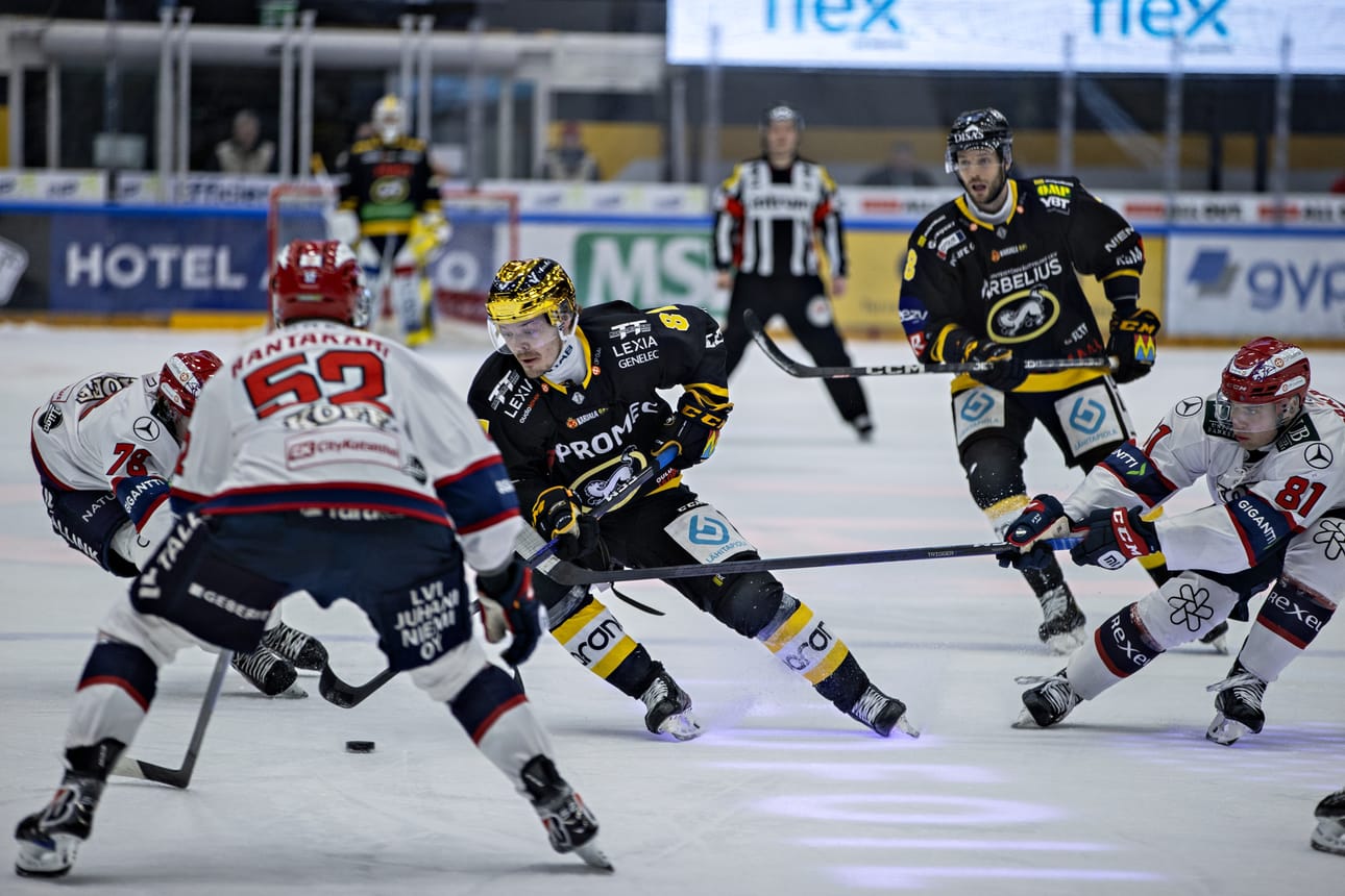 Kärppien Ville Leskinen (kesk.) kuittasi syöttöpisteen kotijoukkueen ainokaisesta maalista Raksilassa lauantaina.