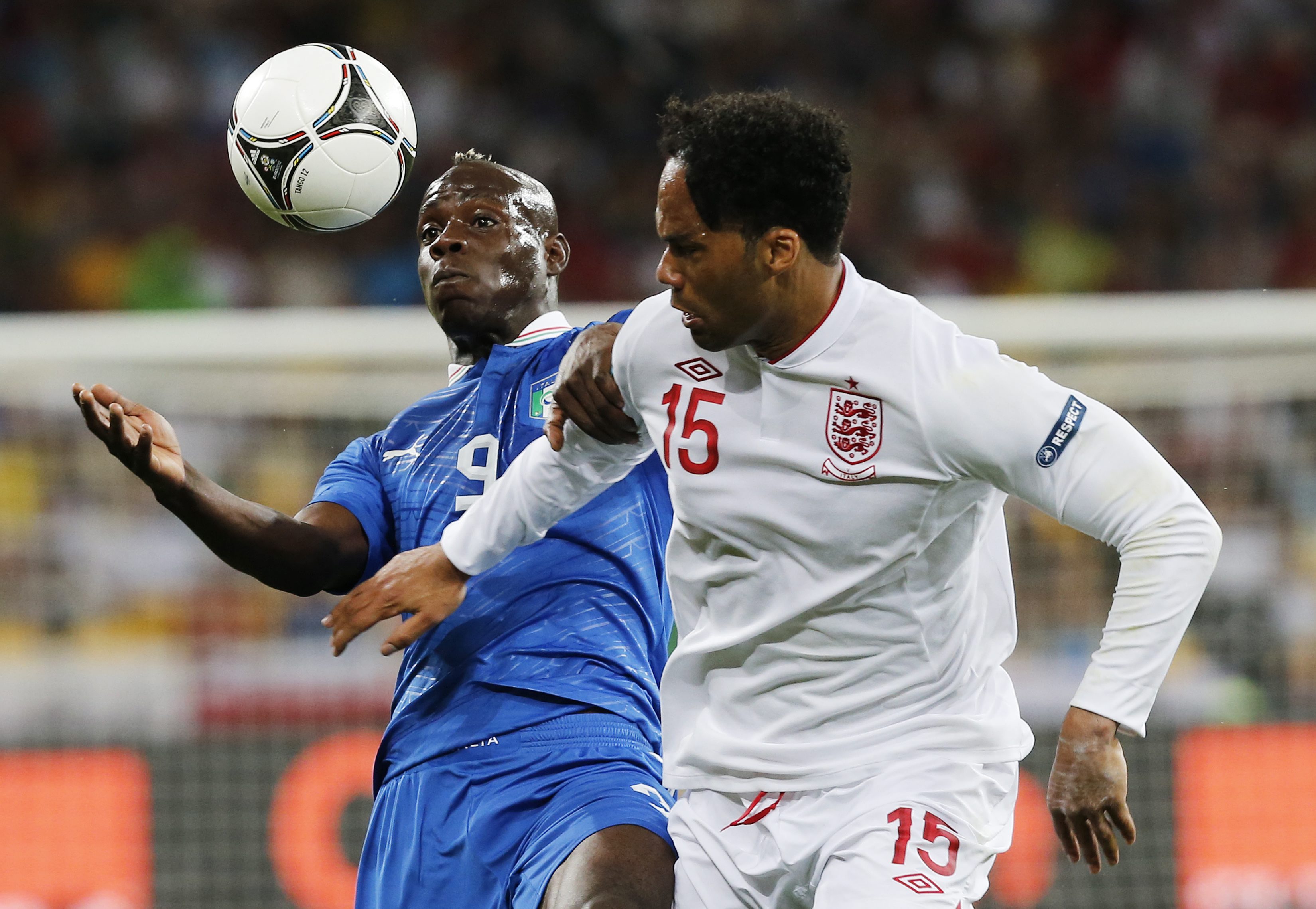 Italian Mario Balotelli (vas.) ja Englannin Joleon Lescott kamppailevat pallosta.