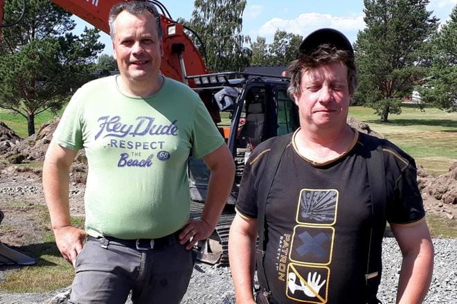 Petri Pihlajaniemi ja Esa Uusitalo aloittivat Kristiinan paloaseman rakennustyöt. KUVA: TAUNO RIIHILUOMA