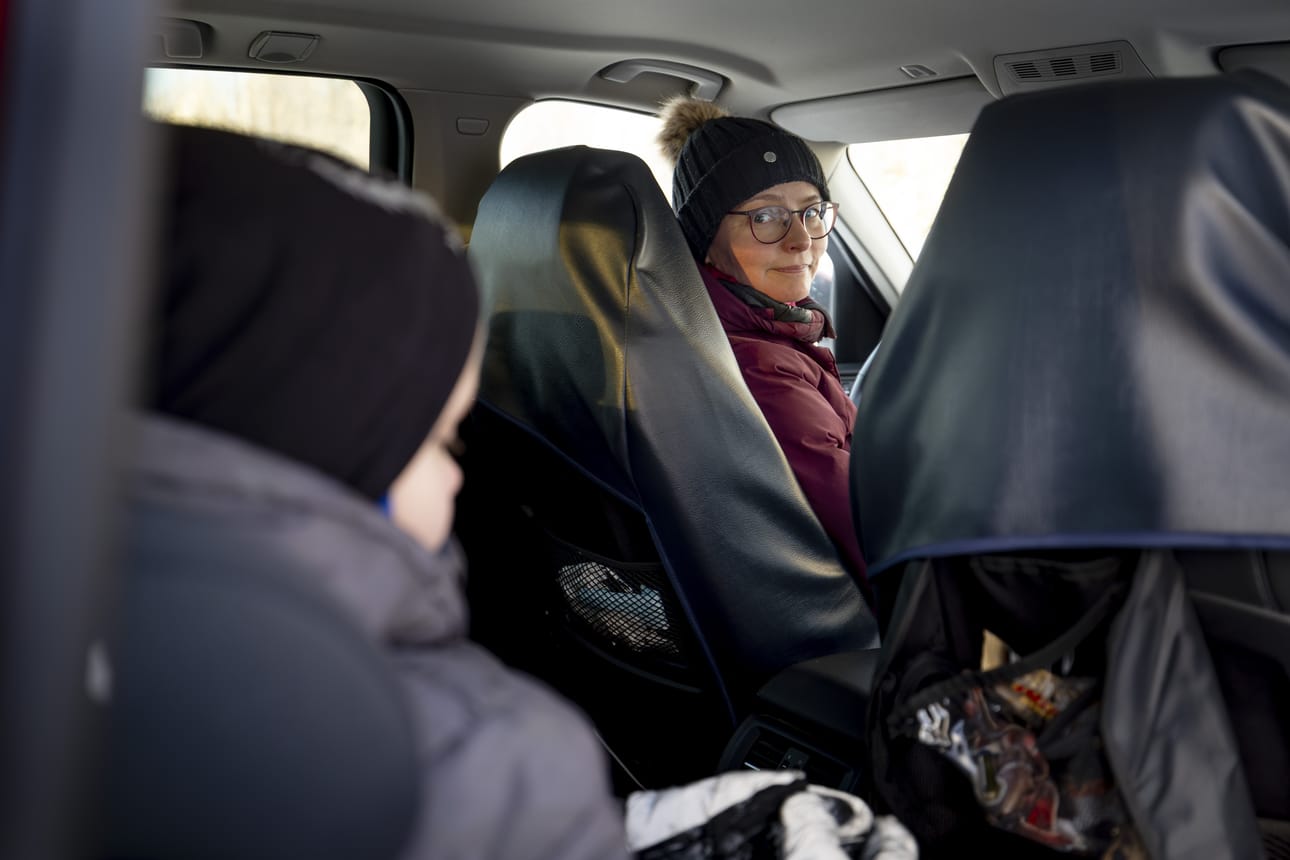 Suvi Ranta joutuu kuljettamaan lastaan hammashoitoon Seinäjoelle kesken työpäivänkin.